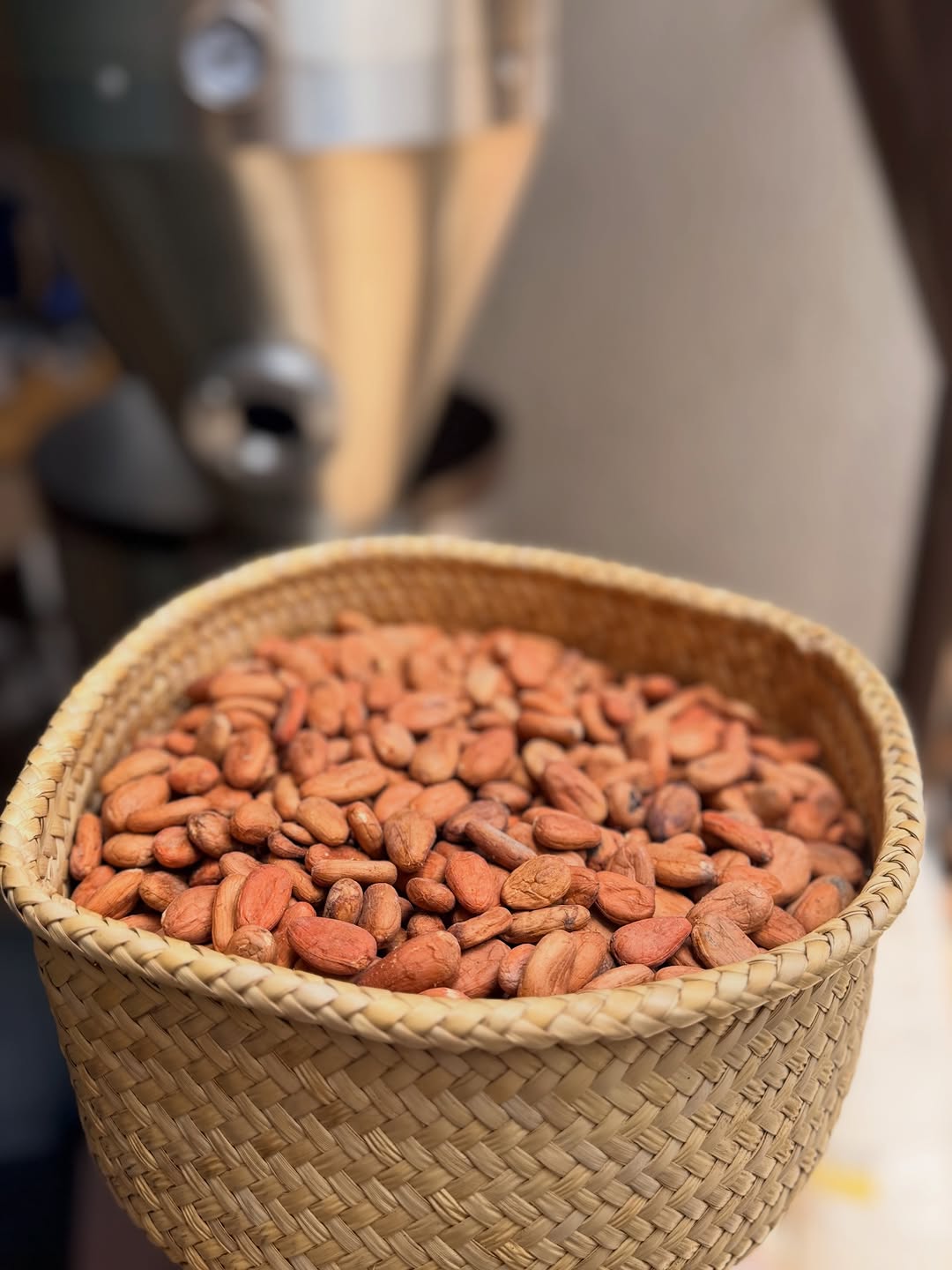 Cacao tostado seleccionado por El Banasto servido en un canasto